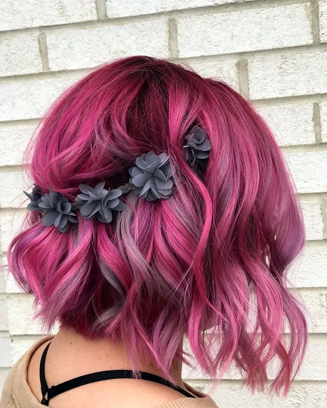 Прически с розовыми волосами