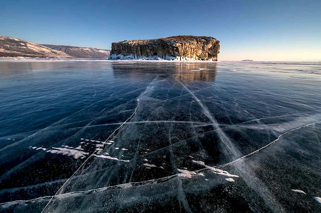 Прозрачный лед на озере Мичиган
