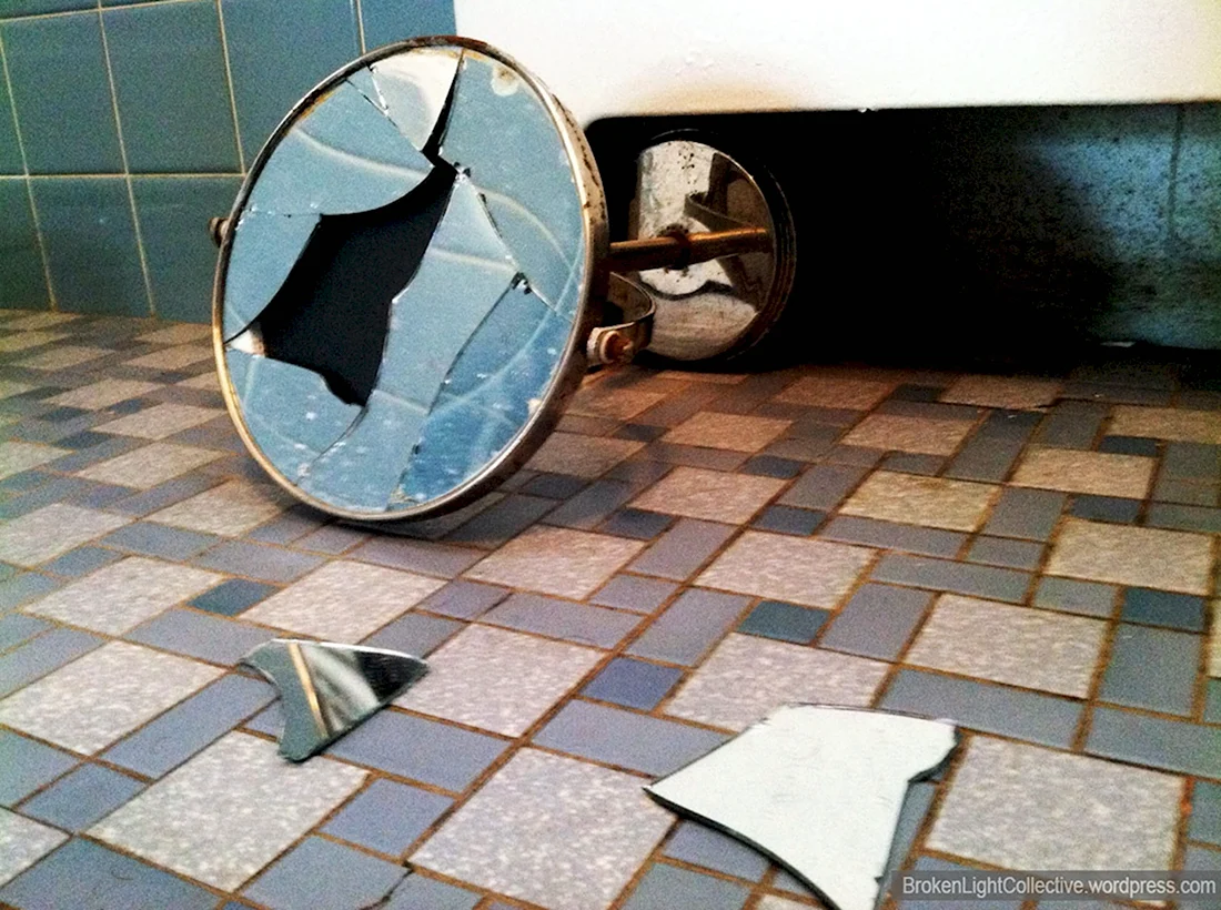 Разбитое зеркало на стене
