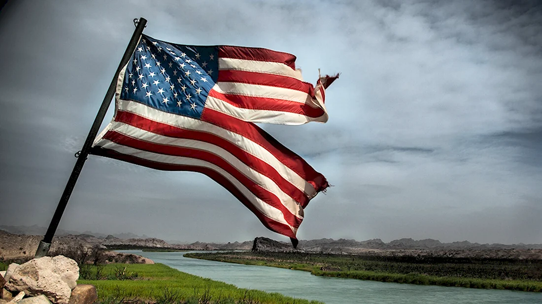 Разорванный американский флаг