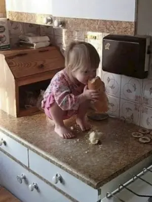 Ребёнок на кухне смешные