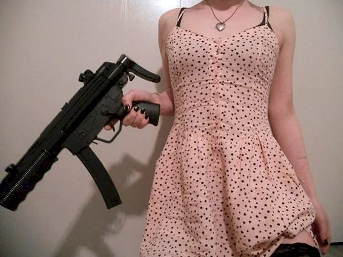Ревнивая девушка с оружием