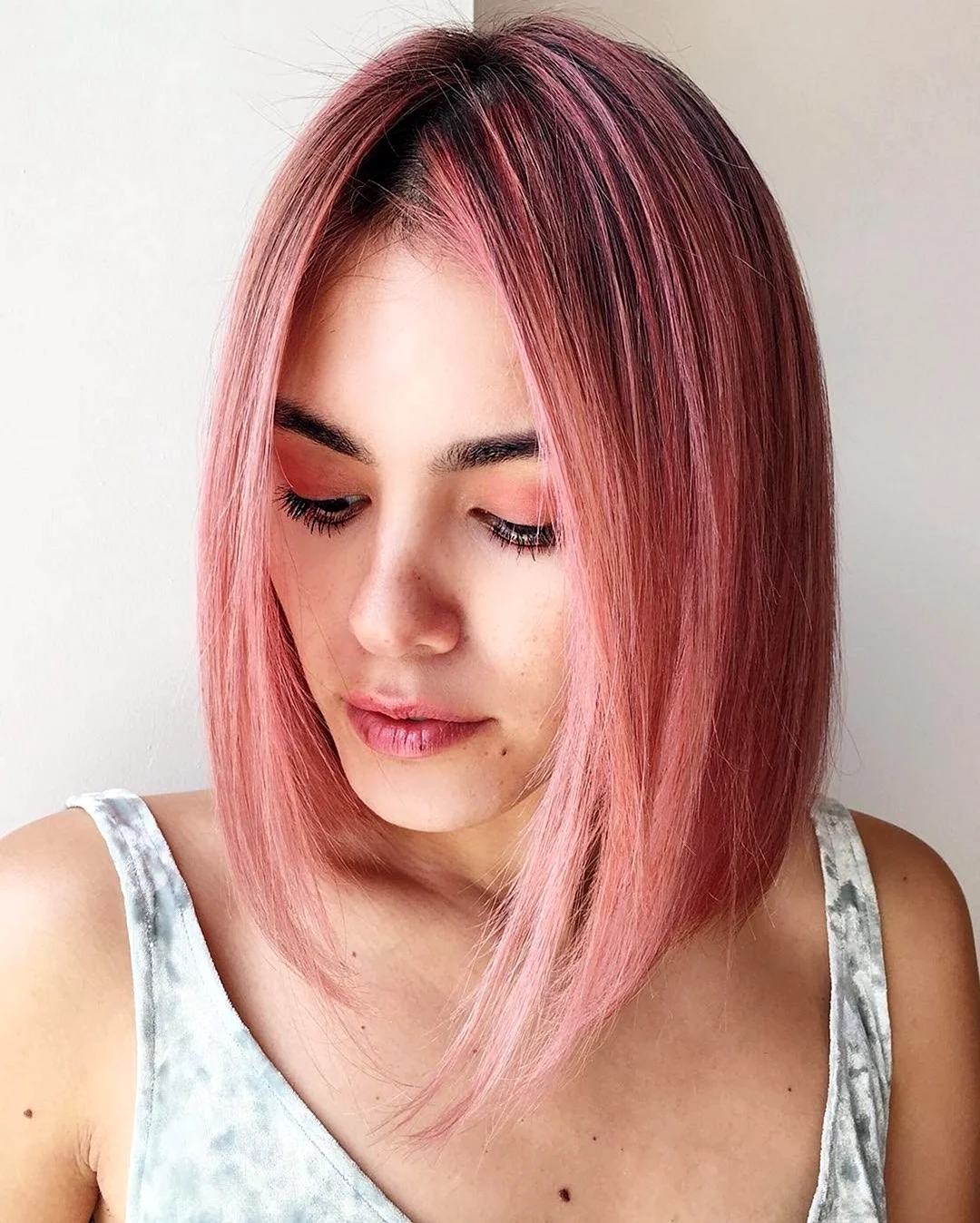 Розовое окрашивание на средние волосы