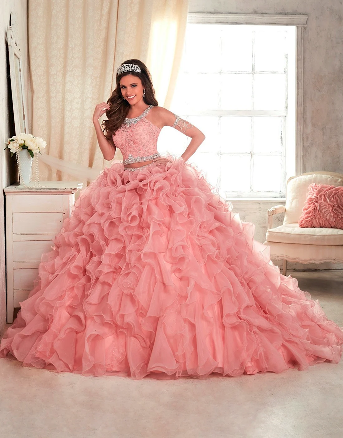 Розовое пышное платье