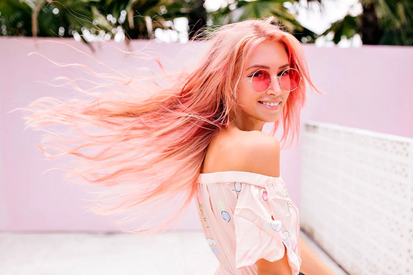 Розовые пряди на светлых волосах у девочек