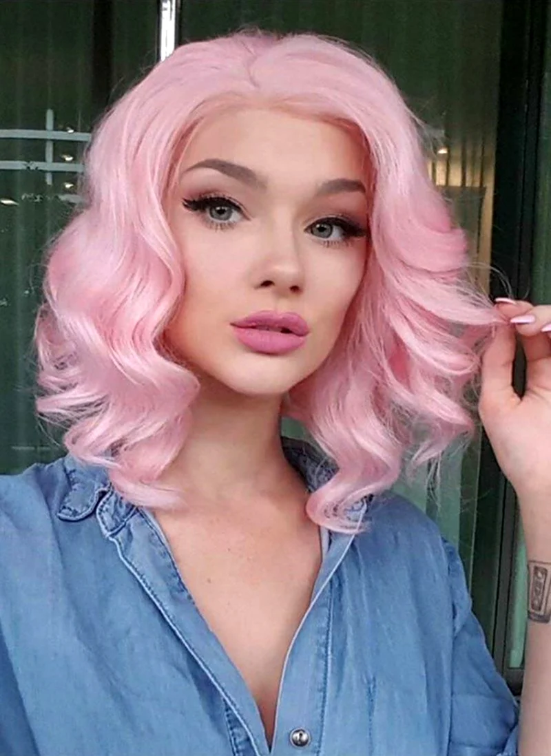 Розовые волнистые волосы