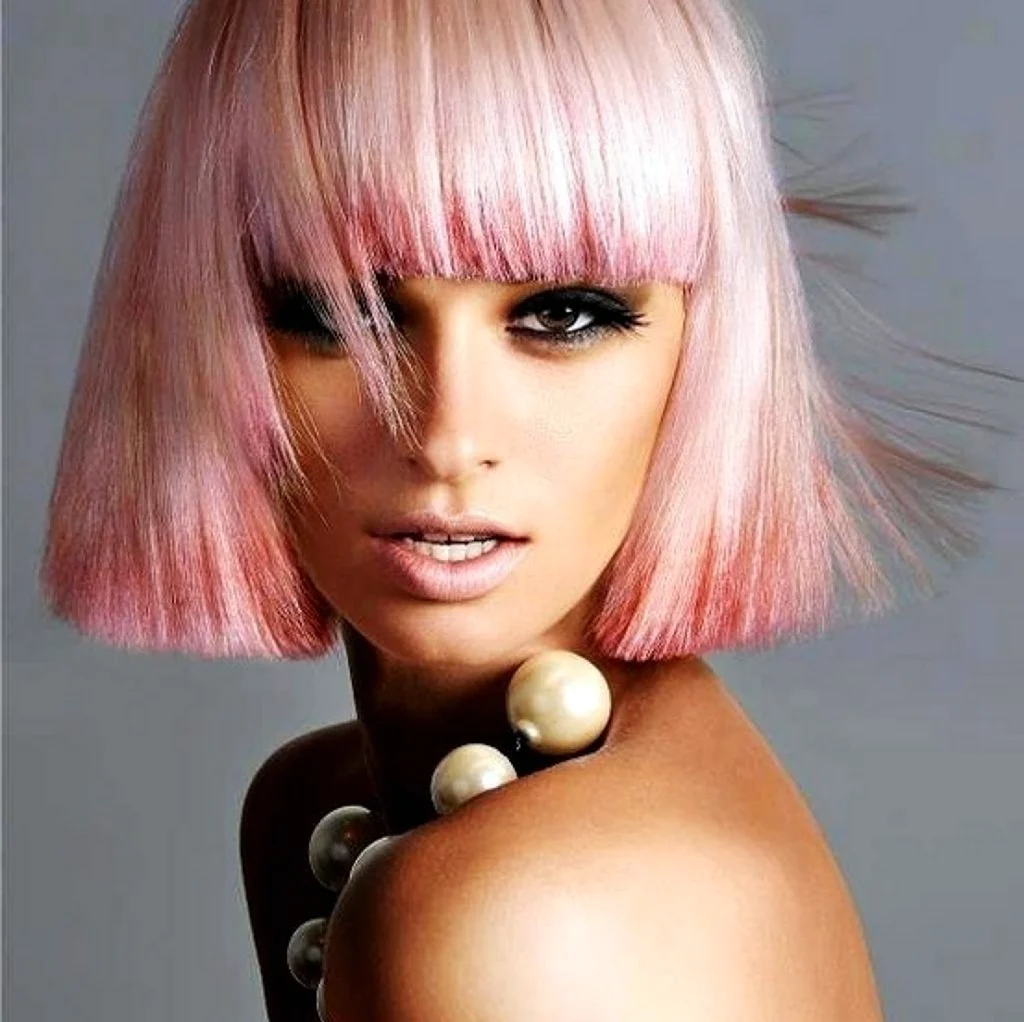 Розовые волосы каре с челкой