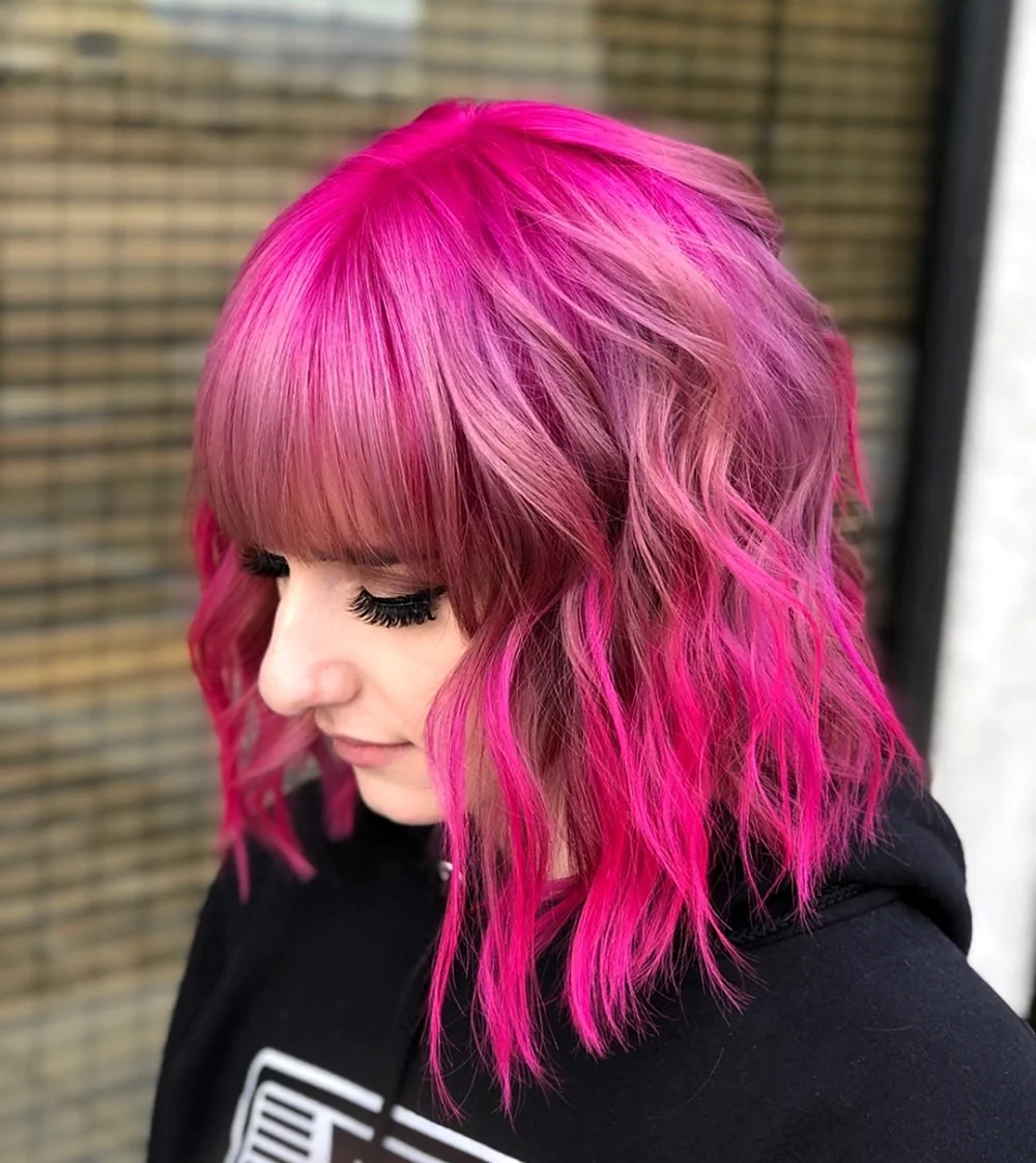 Розовые волосы каре с челкой
