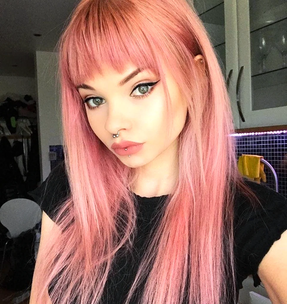 Розовые волосы с челкой