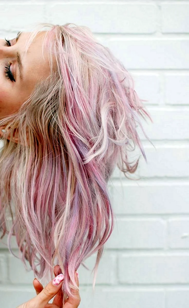 Розовый оттенок блонда