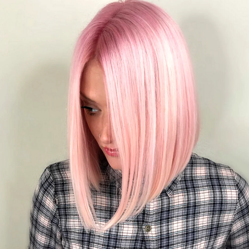 Розовый цвет волос каре