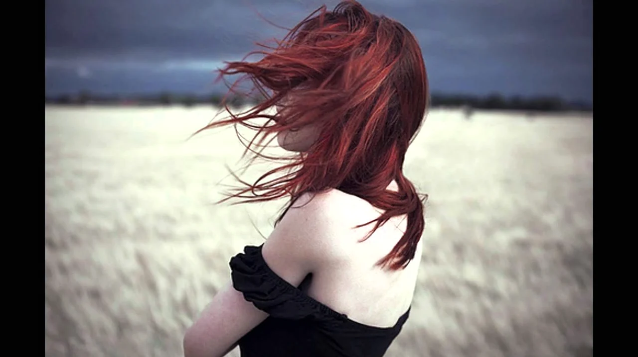 Рыжая девушка с каре со спины