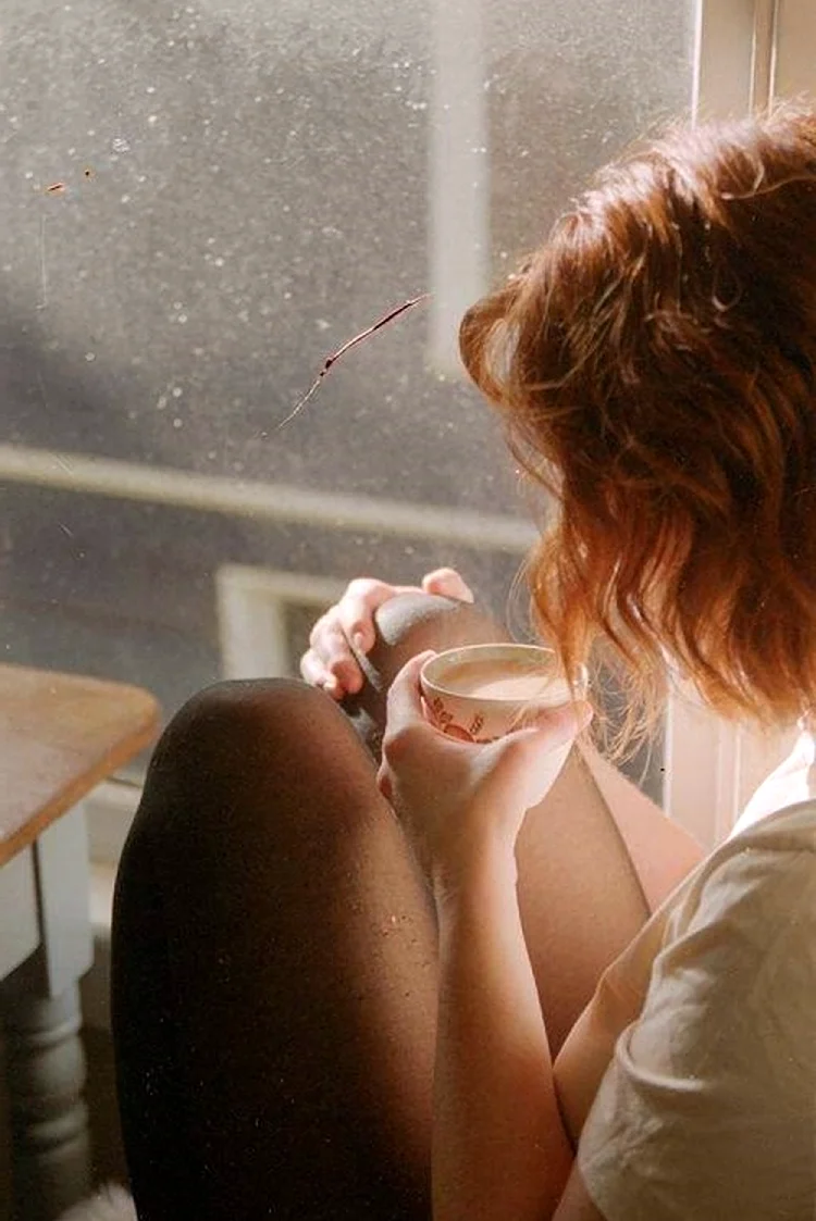 Рыжая девушка с кофе