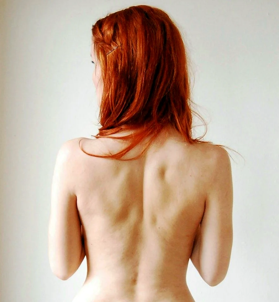 Рыжая девушка со спины