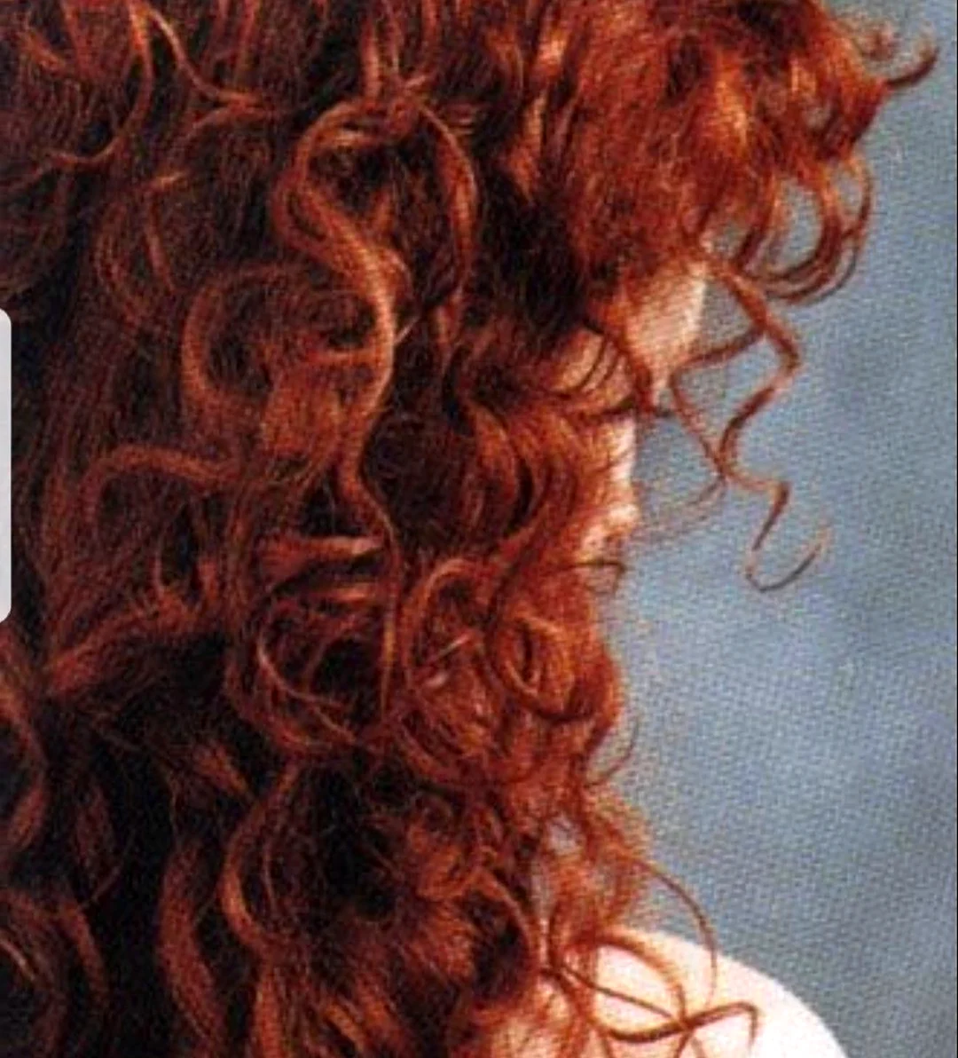 Рыжие кудрявые волосы со спины