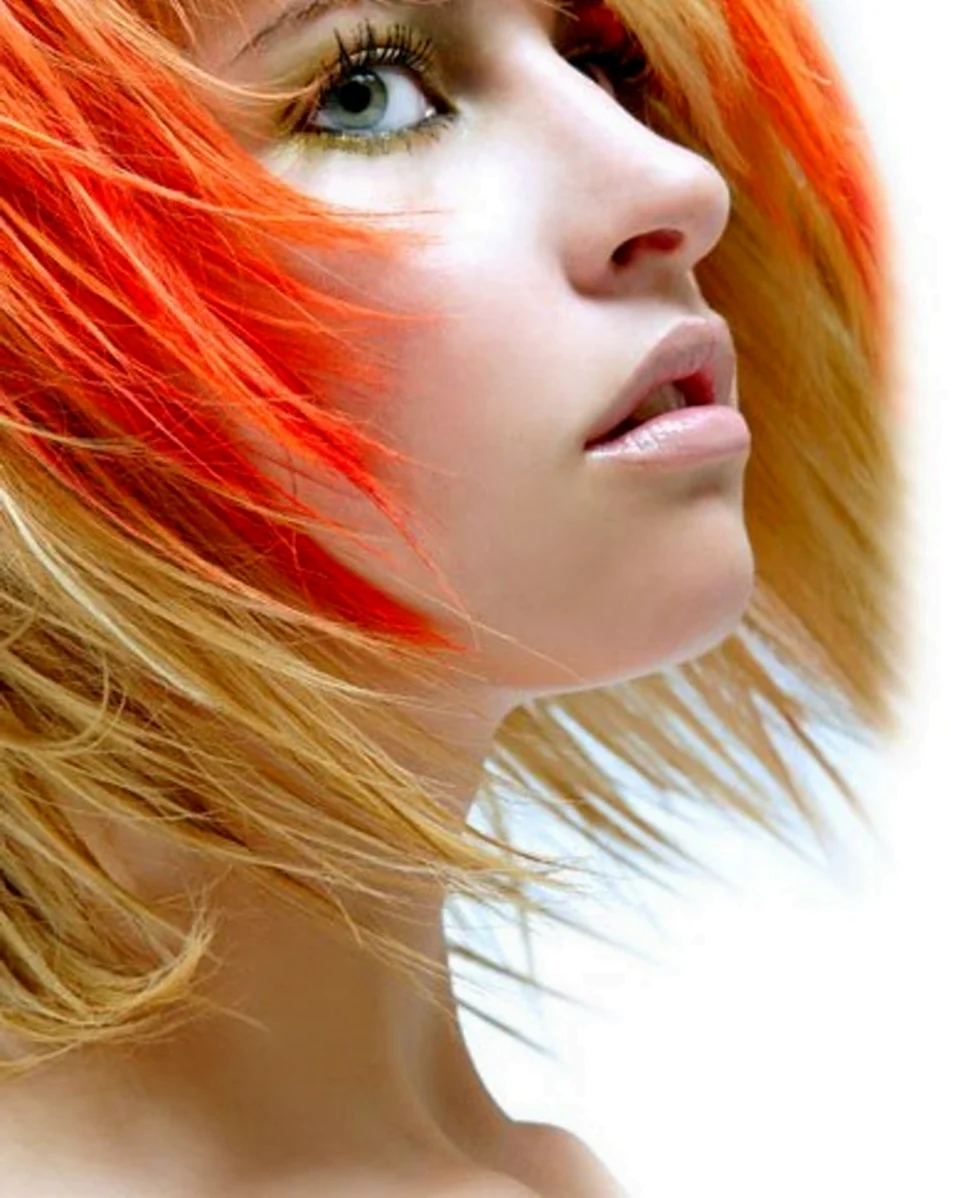 Рыжие пряди на светлых волосах