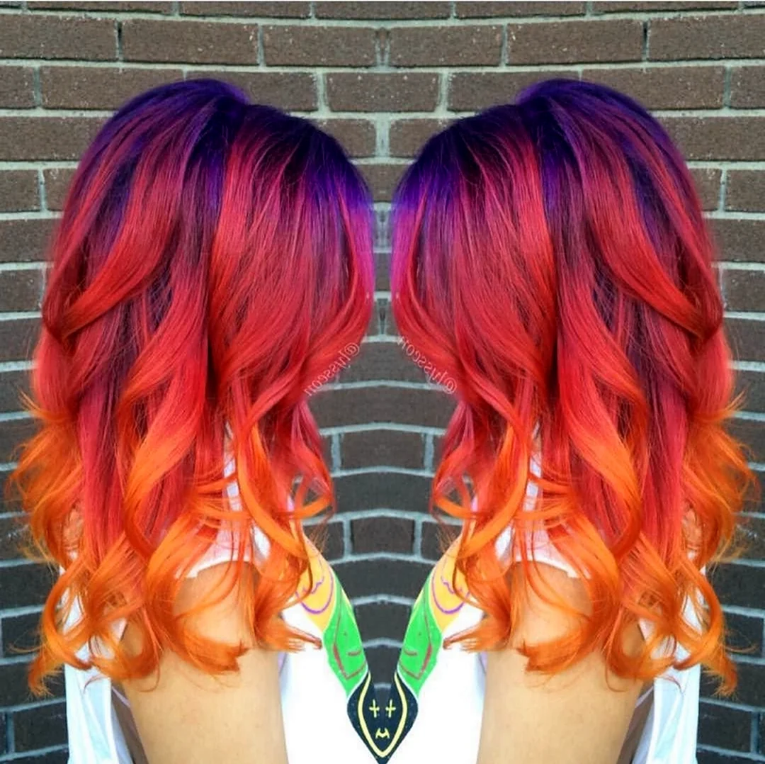 Рыжие волосы с фиолетовыми прядями