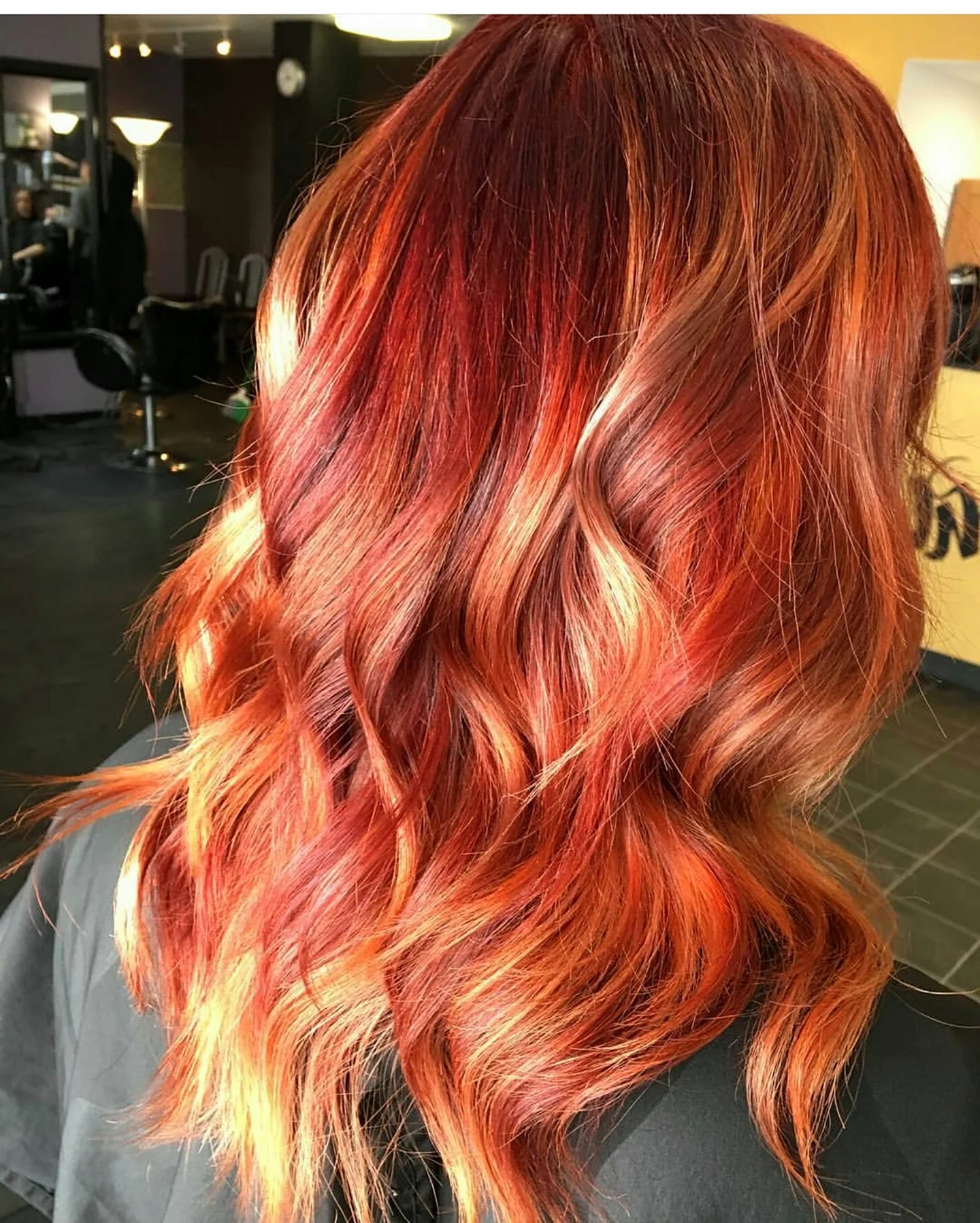 Рыжие волосы с красным мелированием