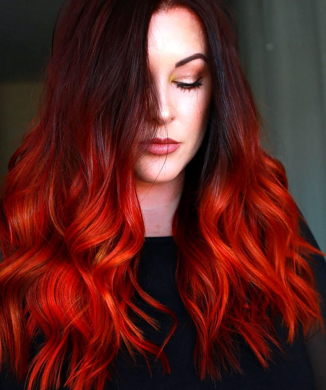 Рыжие волосы с красными прядями