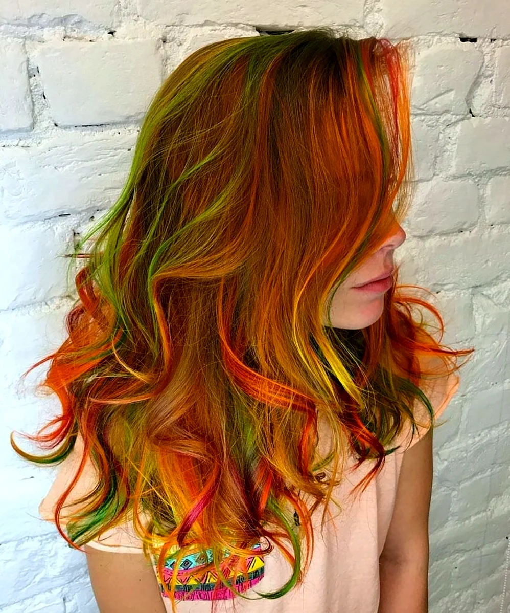Рыжие волосы с зелеными прядями
