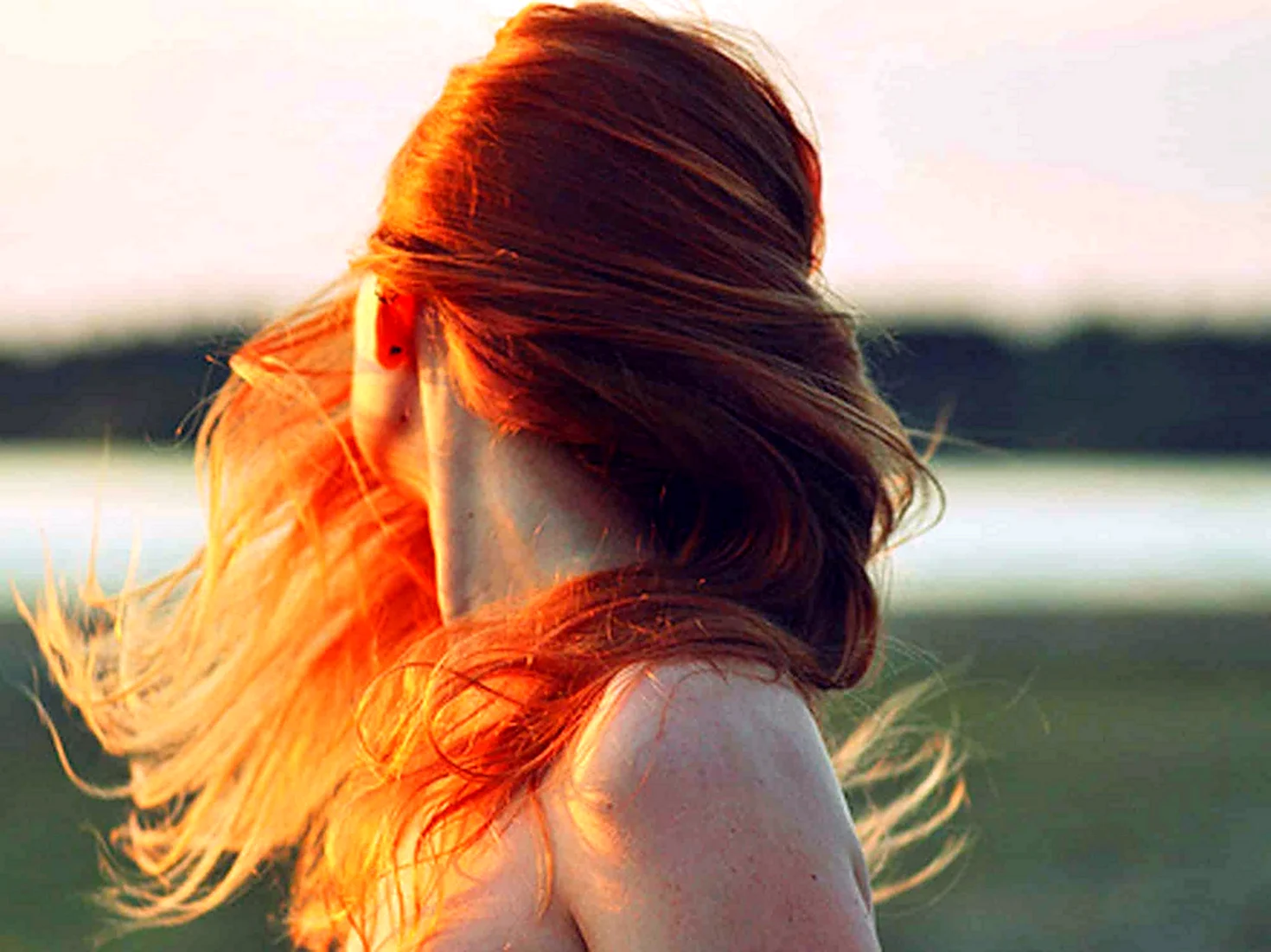 Рыжие волосы со спины