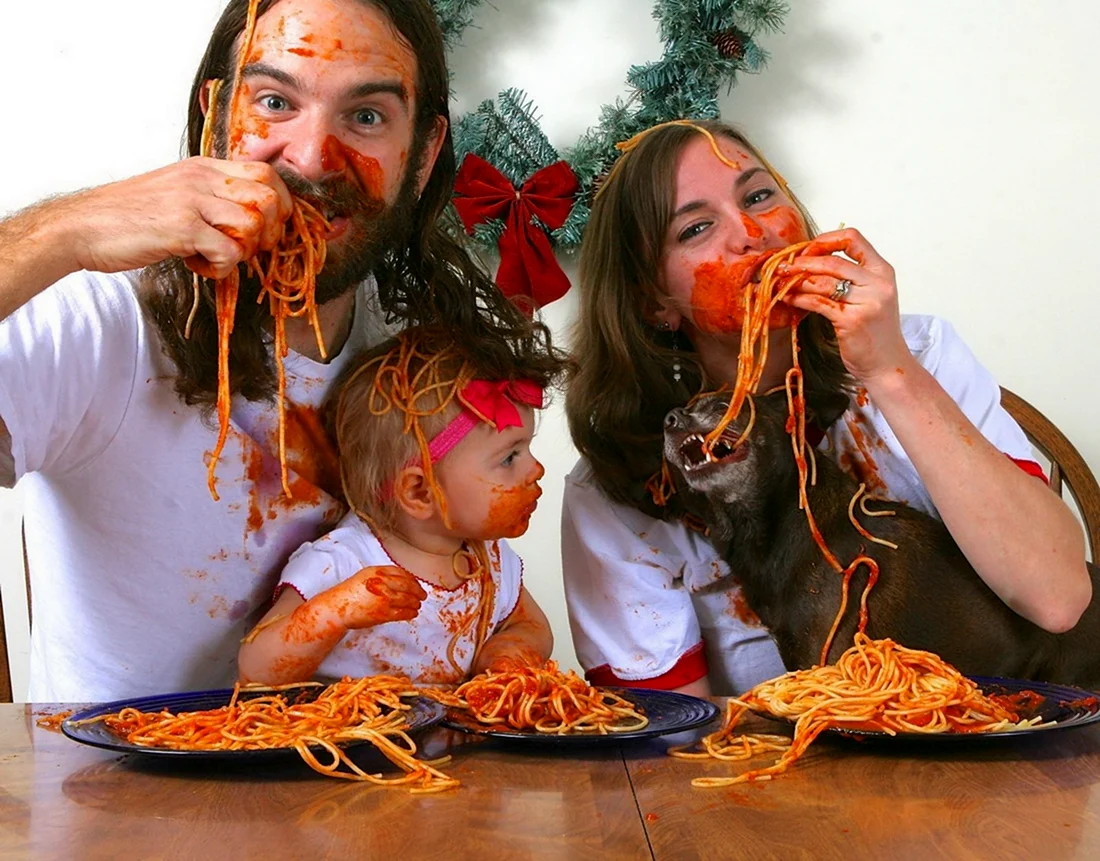 Семья ест макароны