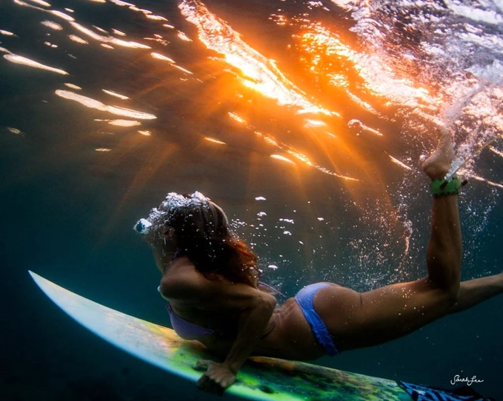 Серфингистка под водой