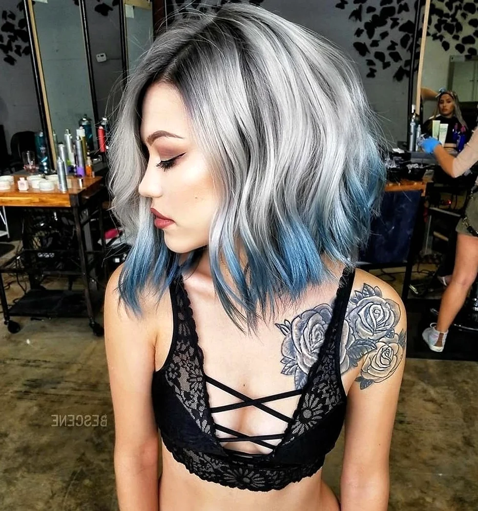 Серые волосы с синими прядями