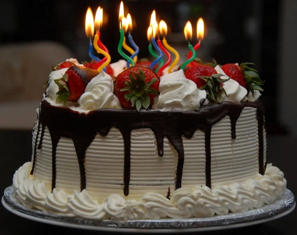 Шикарный торт со свечами