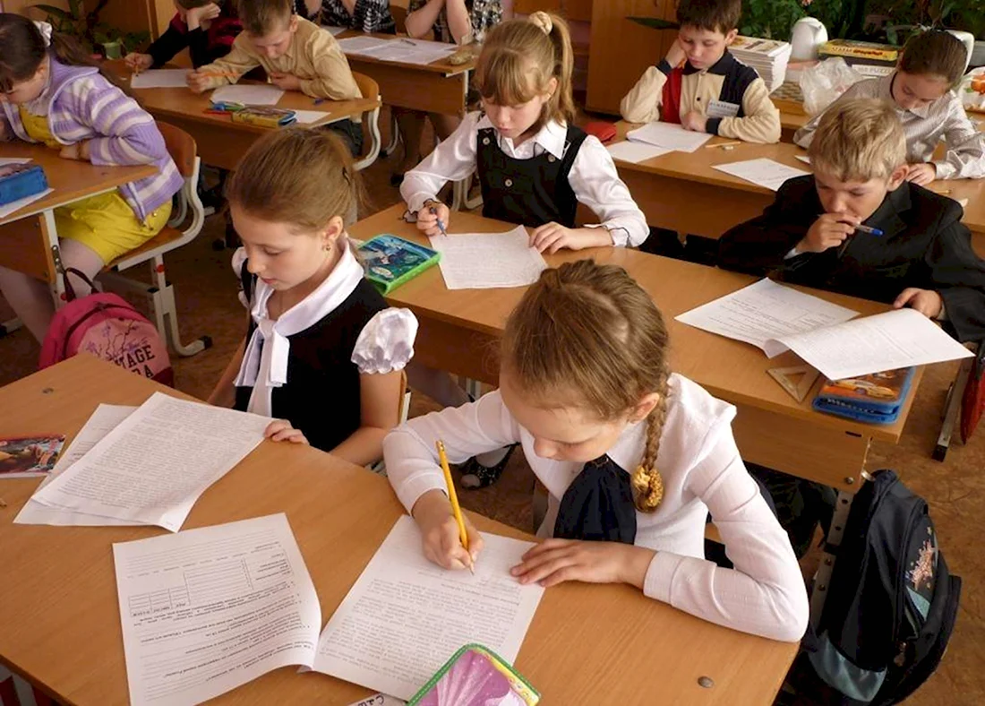 Школьники на уроке русского