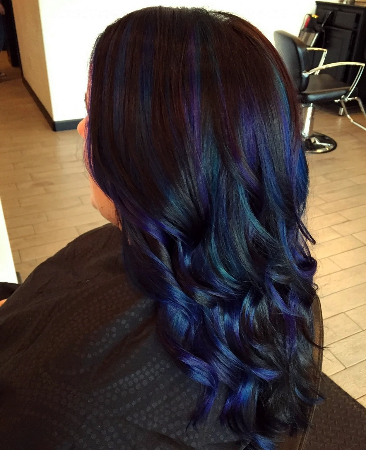 Синее колорирование на темные волосы