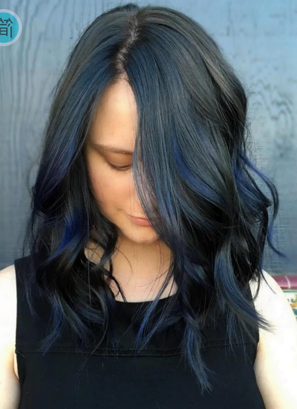 Синие пряди на черных волосах