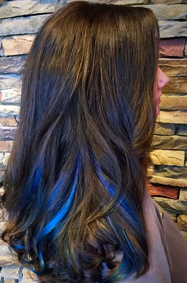 Синие пряди на каштановых волосах