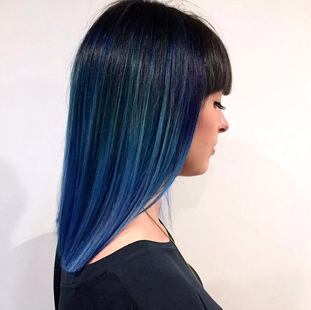 Синие пряди на прямых волосах