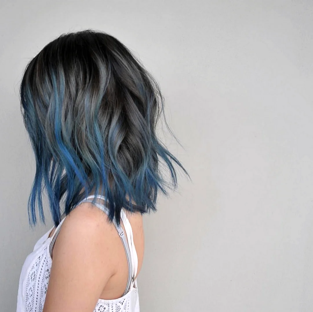 Синие пряди на русых волосах