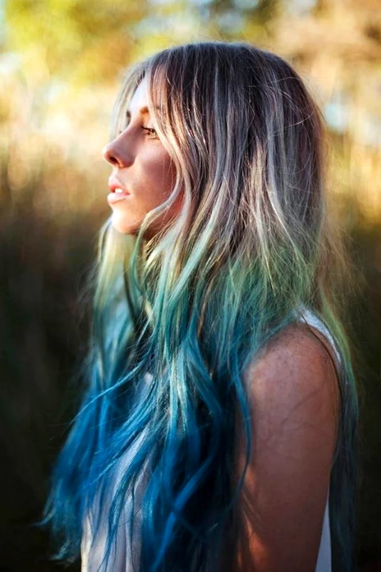 Синие пряди на светлых волосах
