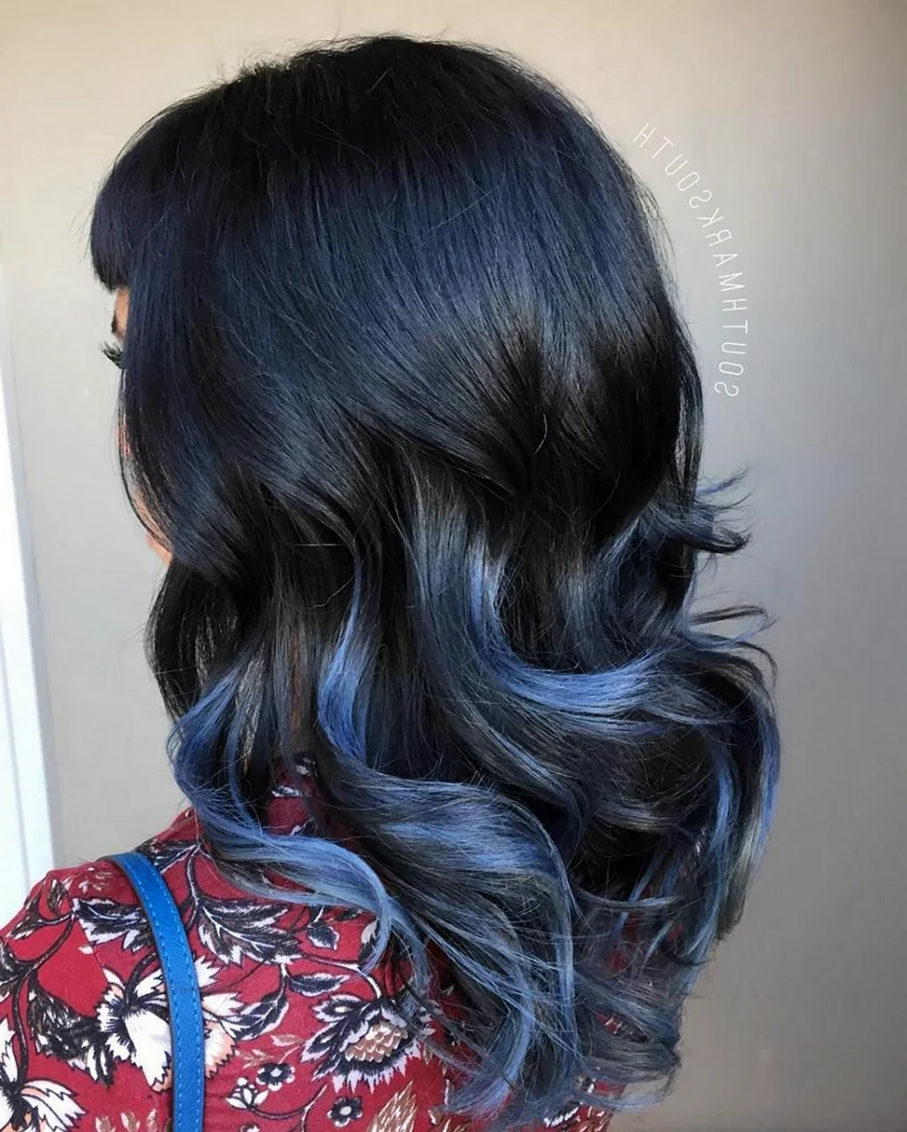 Синие пряди на темных волосах