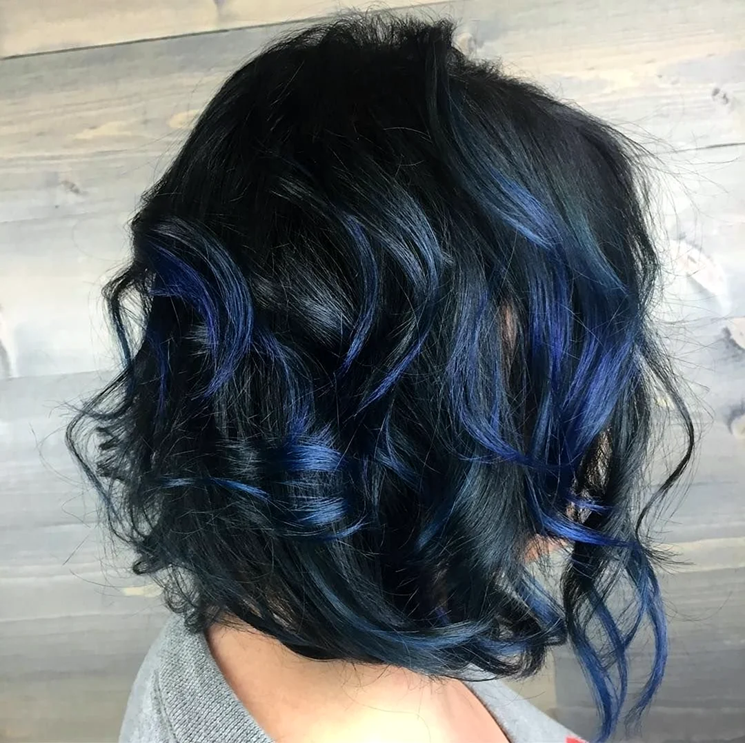 Синие пряди на темных волосах каре