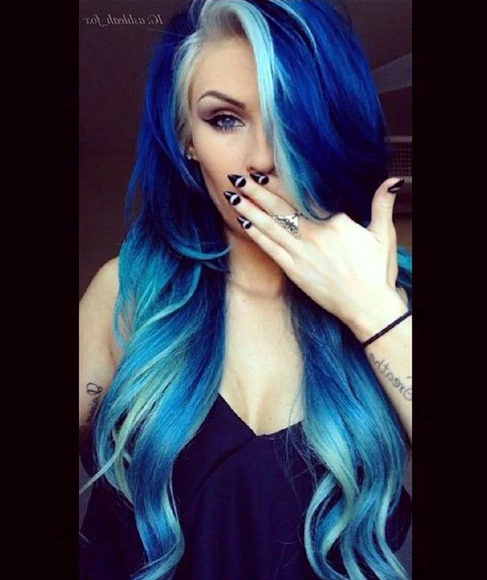 Синие волосы по одной пряди