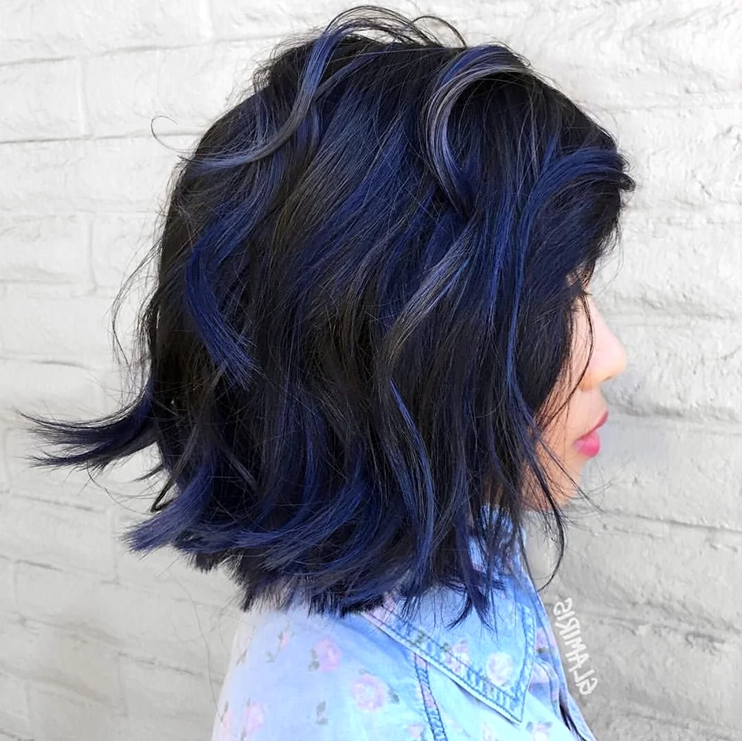 Синие волосы средней длины