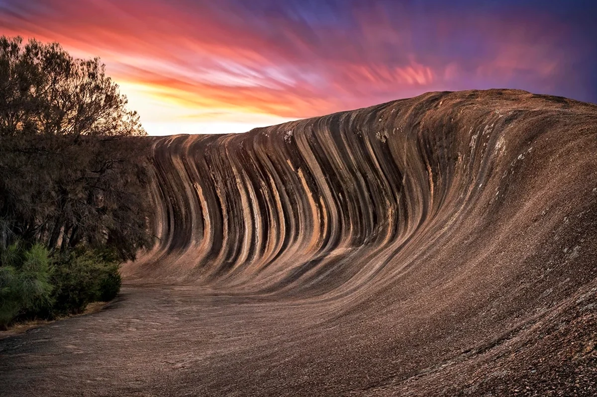 Скала каменная волна в Австралии