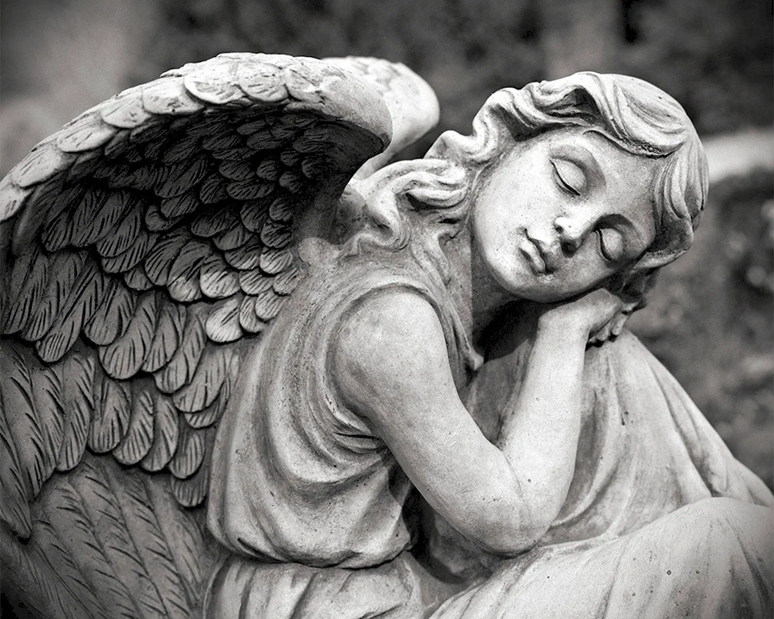 Скульптура плачущего ангела Микеланджело
