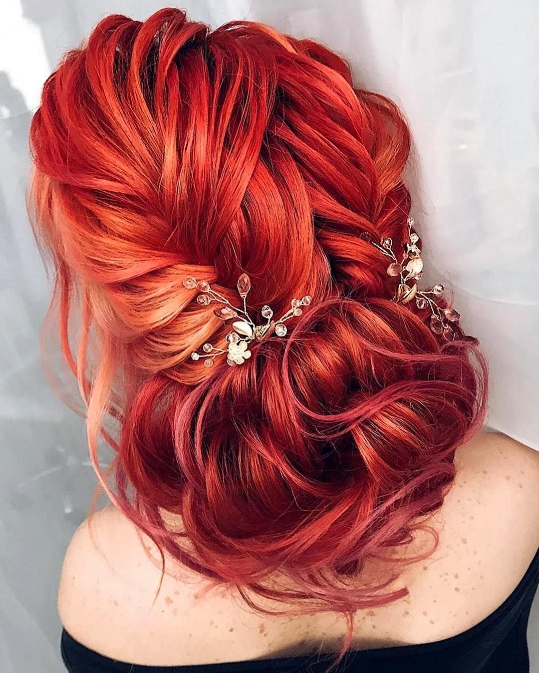 Собранная причёски на красные волосы