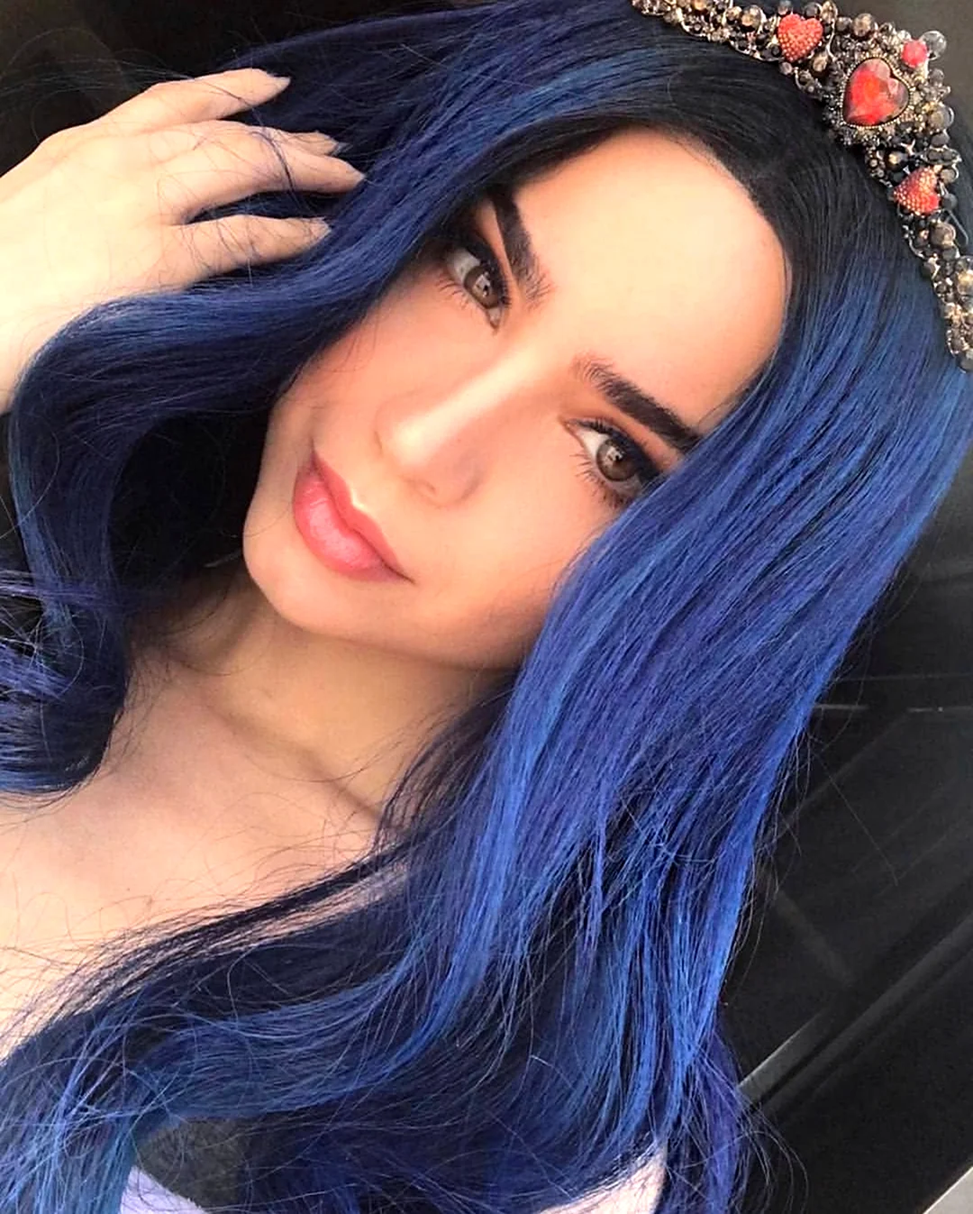 София Карсон с синими волосами