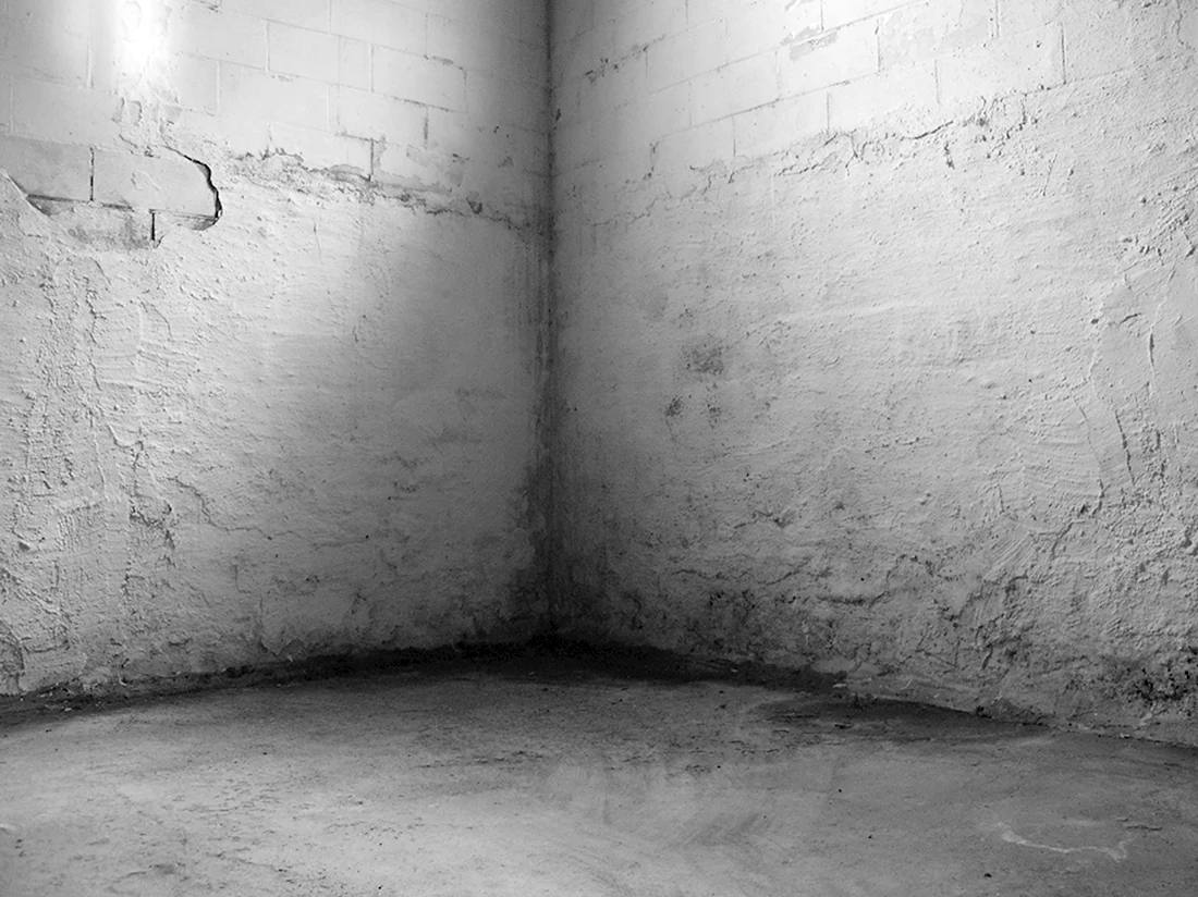 Старая пустая комната бетонная
