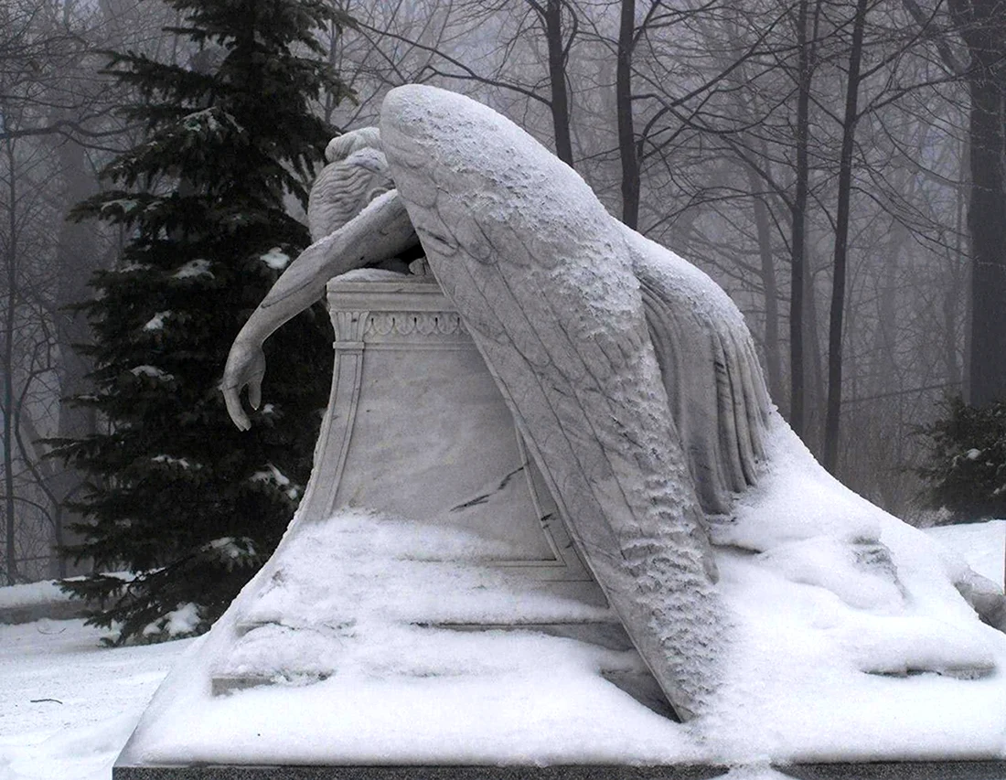 Статуя в снегу