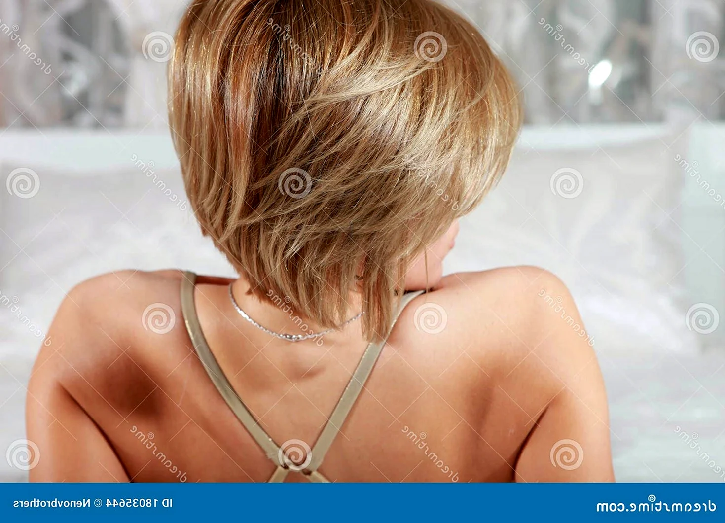 Стрижка блондинка со спины