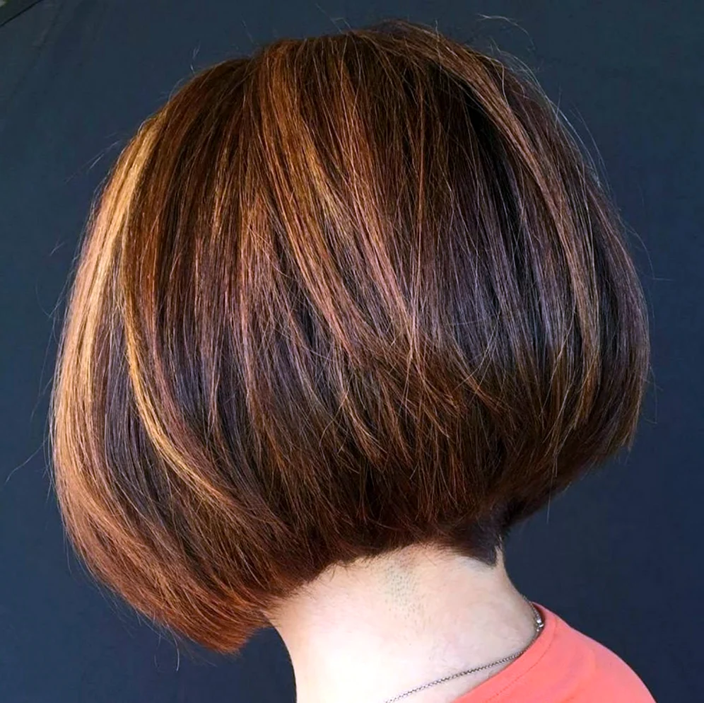 Градуированное каре затылок. Стрижка Inverted Bob. Стрижка Лонг Боб градуированное каре. Каре Боб градуированное 2022.