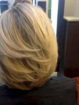 Стрижка Каскад на средние волосы сзади