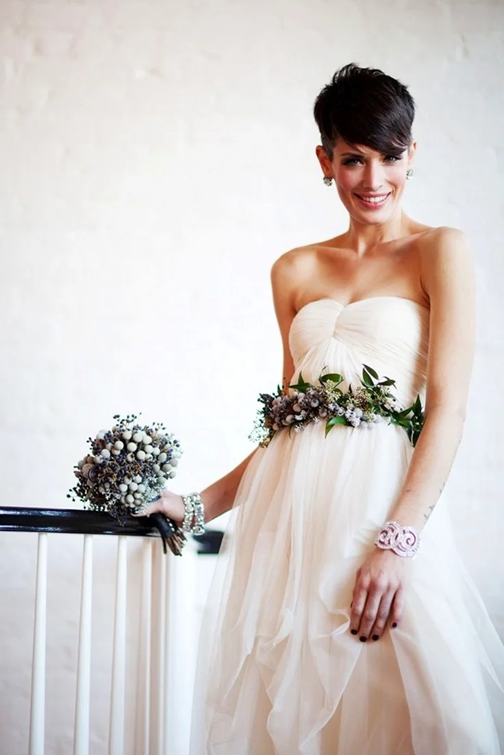 Свадебное платье с короткой стрижкой